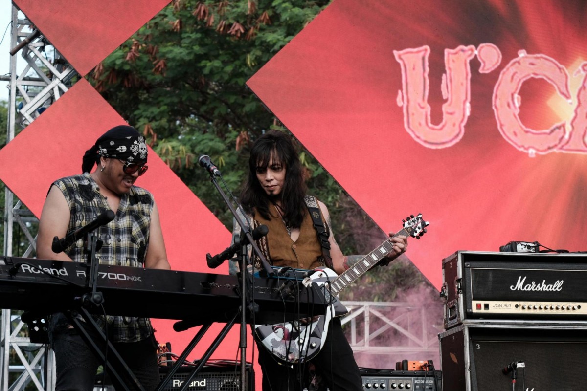 Ovy /RIF dengan rambut gondrong terurai mengenakan vest berwarna coklat dan Keyboardist yang mengunakan sleeveless flanel